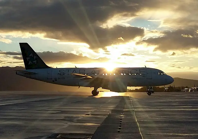 Flugzeug am Flughafen bei Sonnenuntergang