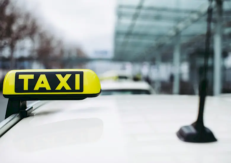 Dach eines Taxis, Anzeige Taxischild